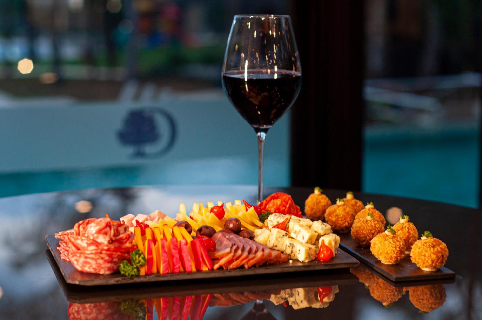 Doubletree By Hilton - Resort - Foz Do Iguacu Luaran gambar A wine and tapas pairing