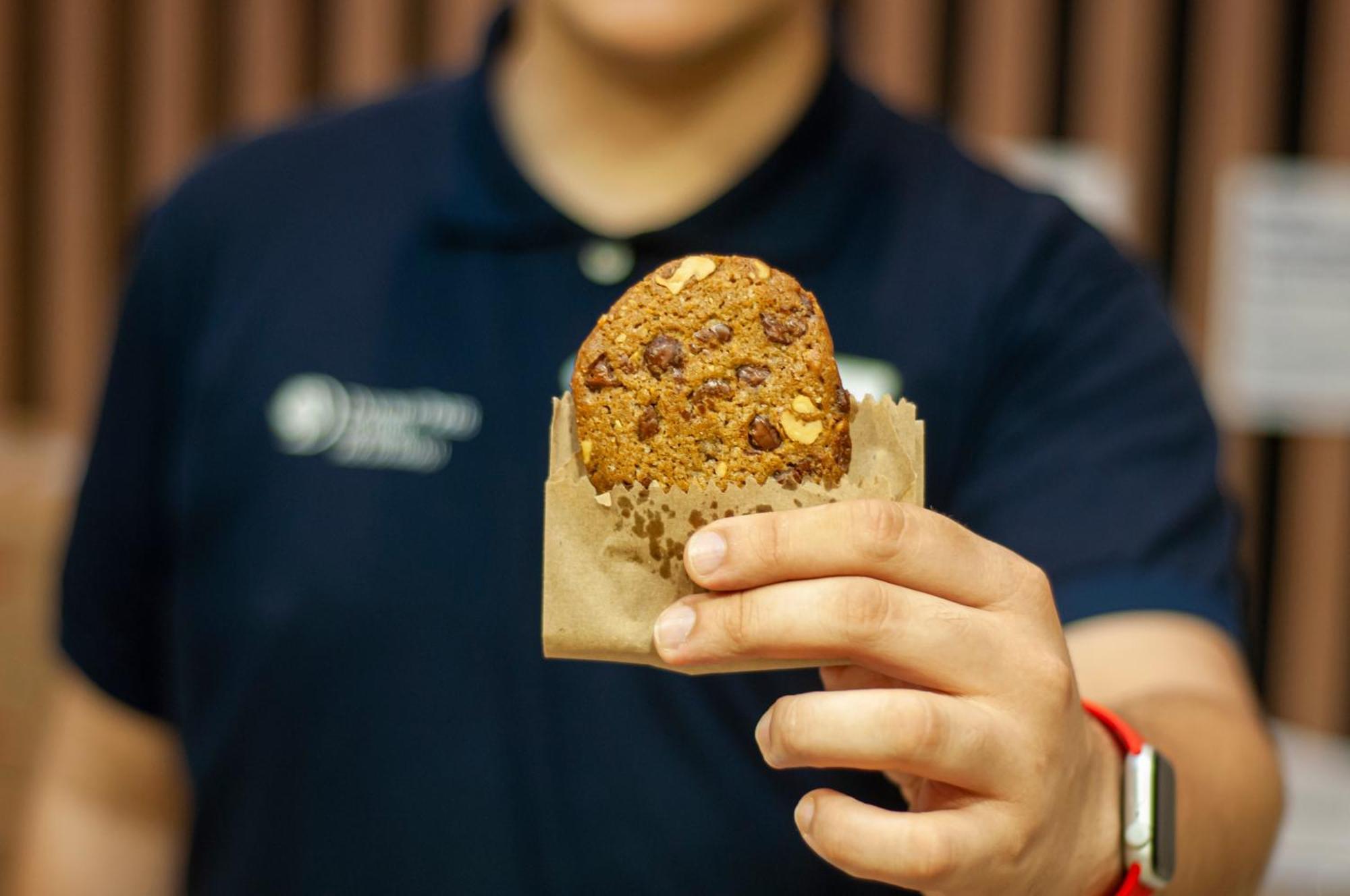 Doubletree By Hilton - Resort - Foz Do Iguacu Luaran gambar A Starbucks employee holding a muffin