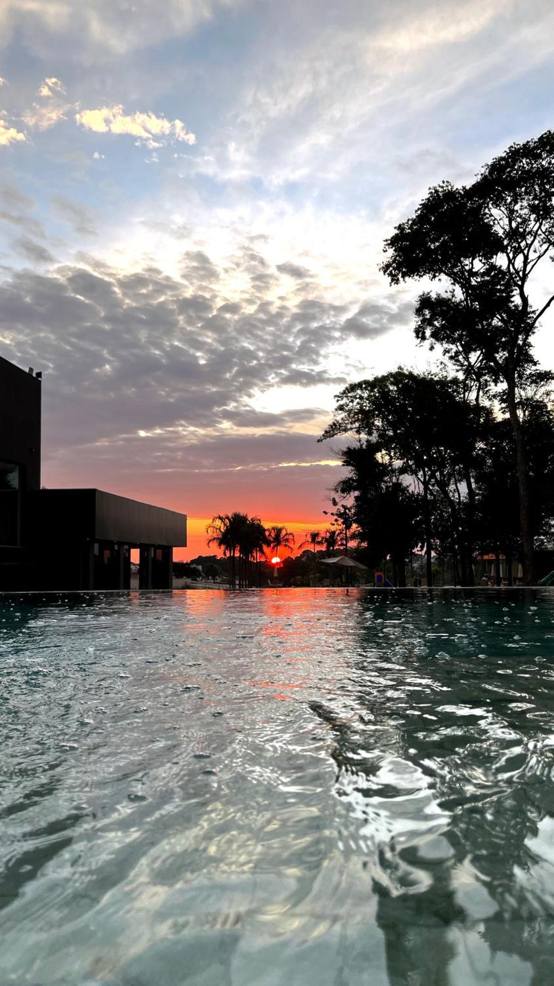 Doubletree By Hilton - Resort - Foz Do Iguacu Luaran gambar Sunset at the pool